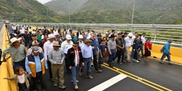 El presidente Bernardo Arévalo, junto a funcionarios y pobladores de Baja Verapaz, luego de la inauguración del Puente de los Mártires. /Foto: Álvaro Interiano