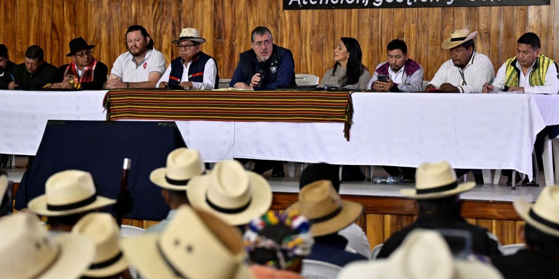 El presidente Bernardo Arévalo, durante el encuentro con autoridades ancestrales de San Marcos.
