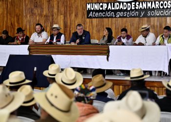El presidente Bernardo Arévalo, durante el encuentro con autoridades ancestrales de San Marcos.