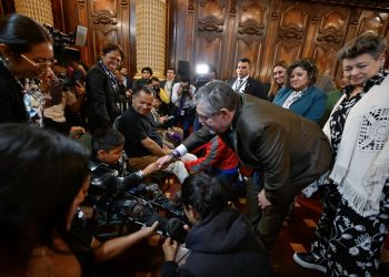 El presidente Bernardo Arévalo participa en acto de entrega de prótisis a personas con discapacidad.