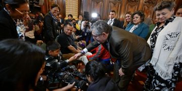 El presidente Bernardo Arévalo participa en acto de entrega de prótisis a personas con discapacidad.