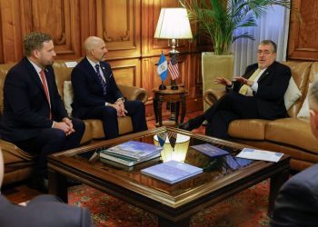 El presidente Bernardo Arévalo, durante su reunión con el jefe de la DEA de EE. UU., Terrance Cole, y el embajador de ese país, Tobin Bradley. /Foto: Alex Jacinto