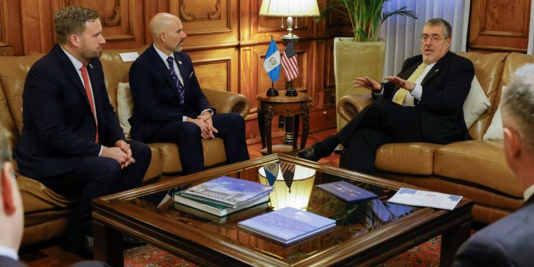El presidente Bernardo Arévalo, durante su reunión con el jefe de la DEA de EE. UU., Terrance Cole, y el embajador de ese país, Tobin Bradley. /Foto: Alex Jacinto