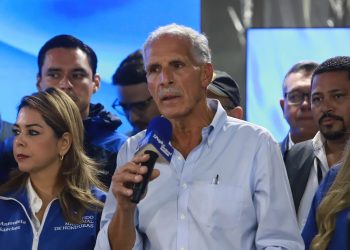 Reanudan escrutinio en Honduras El candidato Nasry Azfura mantiene una ventaja de unos tres mil votos sobre su rival Salvador Nasralla.