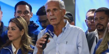 Reanudan escrutinio en Honduras El candidato Nasry Azfura mantiene una ventaja de unos tres mil votos sobre su rival Salvador Nasralla.