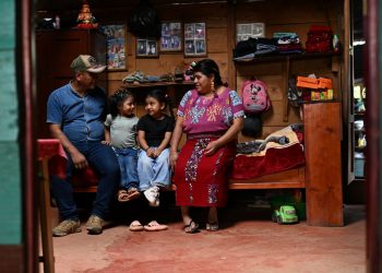 Una de las familias beneficiada con pisos saludables de la aldea Ilom, Chajul, Quiché, el séptimo municipio libre de pisos de tierra.