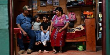 Una de las familias beneficiada con pisos saludables de la aldea Ilom, Chajul, Quiché, el séptimo municipio libre de pisos de tierra.