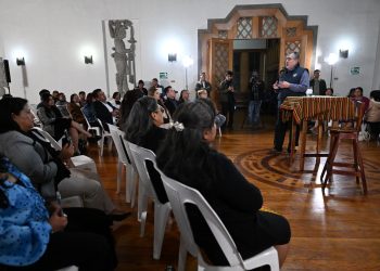El presidente Bernardo Arévalo conversa con pobladores de San Marcos.