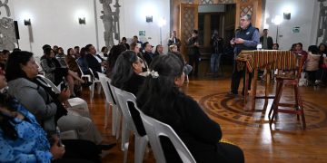 El presidente Bernardo Arévalo conversa con pobladores de San Marcos.