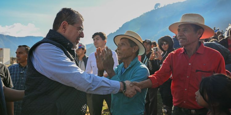 El presidente Bernardo Arévalo saluda a pobladores de la aldea Ilom, Chajul, declarado séptimo municipio libre de pisos de tierra.