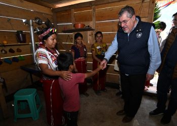 El presidente Bernardo Arévalo visita a la primera familia beneficiada con piso de cemento en la aldea Ilom, Chajul, séptimo municipio libre de pisos de tierra. / Byron de la Cruz
