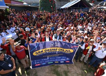 El presidente Bernardo Arévalo, junto a pobladores de Chajul, luego de que fue declarado séptimo municipio libre de pisos de tierra.
