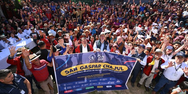 El presidente Bernardo Arévalo, junto a pobladores de Chajul, luego de que fue declarado séptimo municipio libre de pisos de tierra. / Foto: Byron de la Cruz