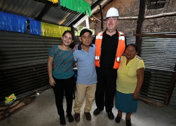 El presidente Bernardo Arévalo, durante la visita a una familia cuya casa es una de las 50 mil libres de pisos de tierra. /Foto: Byron de la Cruz