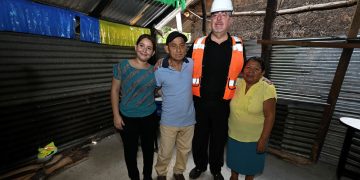 El presidente Bernardo Arévalo, durante la visita a una familia cuya casa es una de las 50 mil libres de pisos de tierra. /Foto: Byron de la Cruz