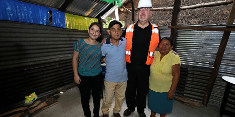 El presidente Bernardo Arévalo, durante la visita a una familia cuya casa es una de las 50 mil libres de pisos de tierra. /Foto: Byron de la Cruz