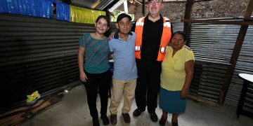 El presidente Bernardo Arévalo, durante la visita a una familia cuya casa es una de las 50 mil libres de pisos de tierra.