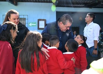 El presidente Bernardo Arévalo y la ministra de Educación, Anabella Giracca, durante la entrega del remozamiento de escuela número 20 mil, en San Marcos.