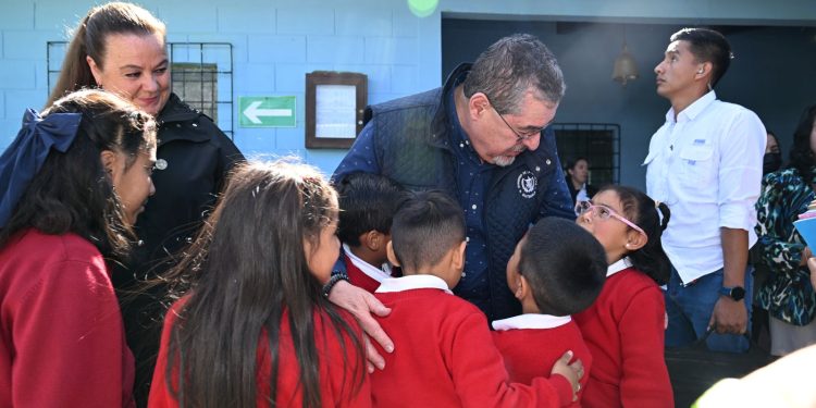 El presidente Bernardo Arévalo y la ministra de Educación, Anabella Giracca, durante la entrega del remozamiento de escuela número 20 mil, en San Marcos.