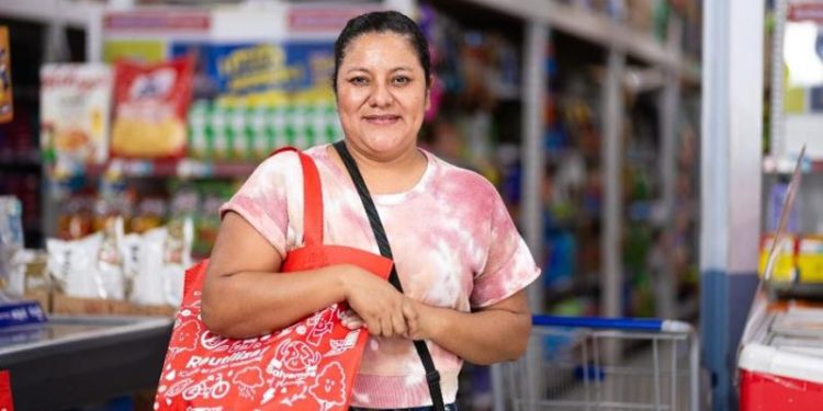 Ahora las beneficiarias del Programa Bolsa Social pueden adquirir sus productos en 197 tiendas de barrio.