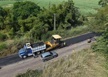 Personal y maquinaria de Covial trabajan en la recuperación de la ruta entre Nueva Concepción, Escuintla, y Cocales, Patulul, Suchitepéquez.