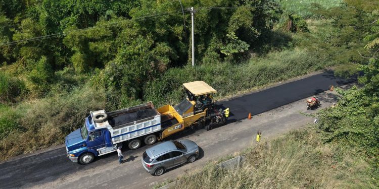 Personal y maquinaria de Covial trabajan en la recuperación de la ruta entre Nueva Concepción, Escuintla, y Cocales, Patulul, Suchitepéquez.