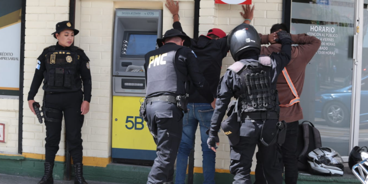 Agentes están priorizando la vigilancia en zonas donde circula mucha gente, debido al pago del aguinaldo. / Foto: PNC.