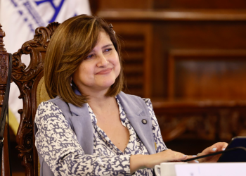 Vicepresidenta Karin Herrera en reunión del Conasan para conocer resultados contra la desnutrición aguda y el hambre estacional. / Foto: Vicepresidencia de la República.