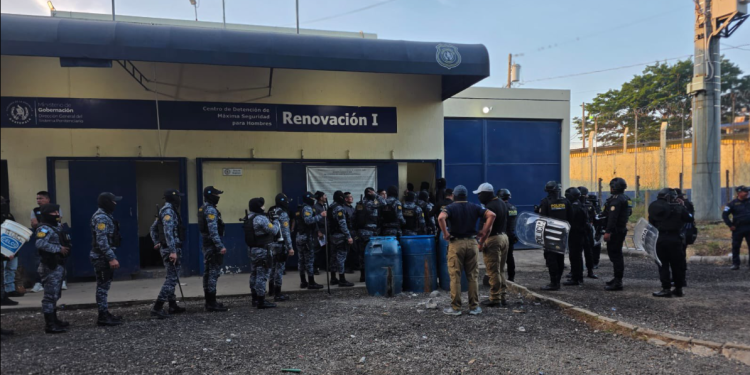 La Fuerza Élite del Sistema Penitenciario junto a elementos de la Policía Nacional Civil ingresaron al recinto con el fin de inspeccionar las instalaciones. / Foto: Mingob