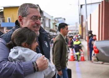 Presidente Bernardo Arévalo en las calles de San Marcos. / Foto: Byron de la Cruz.