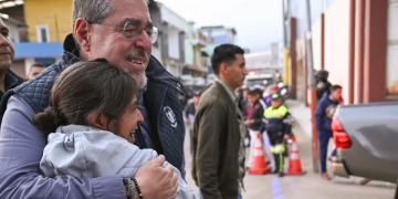Presidente Bernardo Arévalo en las calles de San Marcos. / Foto: Byron de la Cruz.
