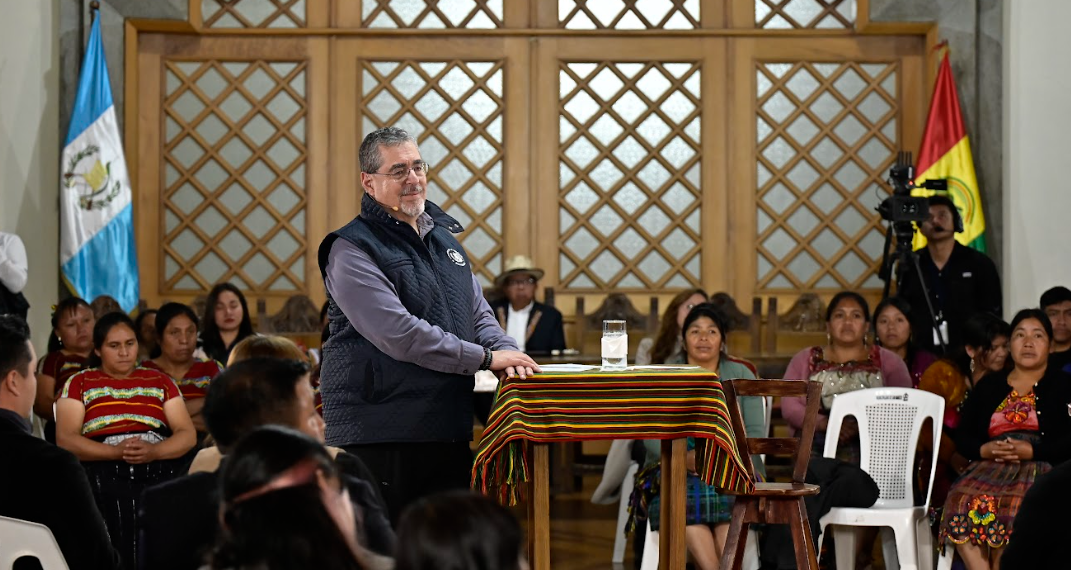 Presidente Bernardo Arévalo en diálogo abierto con vecinos de San Marcos. / Foto: Álvaro Interiano.