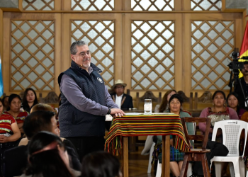 Presidente Bernardo Arévalo en diálogo abierto con vecinos de San Marcos. / Foto: Álvaro Interiano.