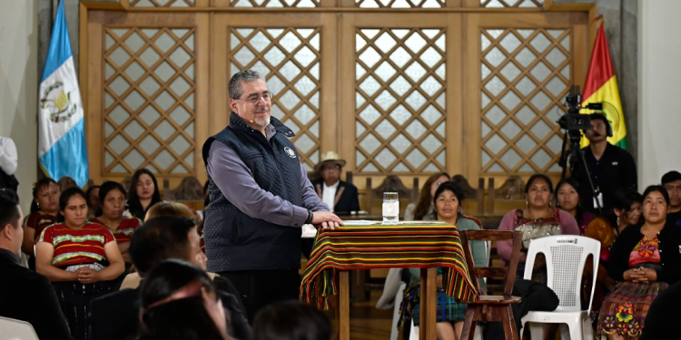Presidente Bernardo Arévalo en diálogo abierto con vecinos de San Marcos. / Foto: Álvaro Interiano.