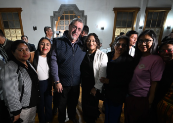 Presidente Bernardo Arévalo junto a Yadira Quiroa y otras emprendedoras que acudieron al diálogo abierto. / Foto: Gobierno de Guatemala.