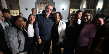 Presidente Bernardo Arévalo junto a Yadira Quiroa y otras emprendedoras que acudieron al diálogo abierto. / Foto: Gobierno de Guatemala.