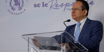 Durante la primera microronda ministerial, el titular del Mides, Abelardo Pinto, expuso los principales logros alcanzados en 2025. / Foto: Alex Jacinto.