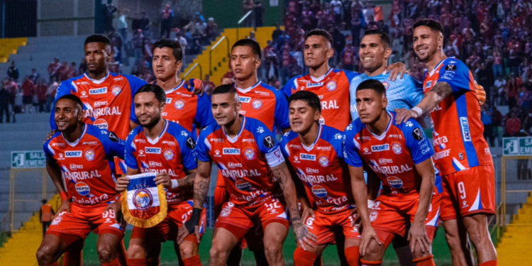 Presidente Arévalo muestra su apoyo a Xelajú MC antes de la final de la Copa Centroamericana