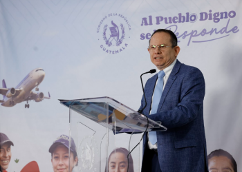 Ministro Abelardo Pinto en la primer microronda realizada por el Ejecutivo: Foto: Alex Jacinto