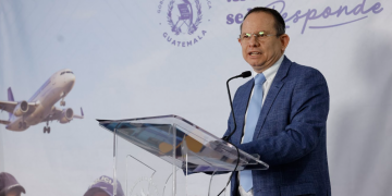 Ministro Abelardo Pinto en la primer microronda realizada por el Ejecutivo: Foto: Alex Jacinto