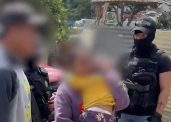 Tras confirmar que el niño se encontraba a salvo, agentes del Comando Antisecuestros procedieron a entregarlo a sus padres. / Foto: PNC.