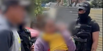 Tras confirmar que el niño se encontraba a salvo, agentes del Comando Antisecuestros procedieron a entregarlo a sus padres. / Foto: PNC.