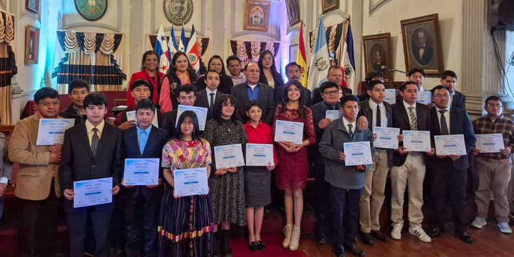 Jóvenes quetzaltecos finalizan formación técnica para el empleo./Foto: Mintrab.