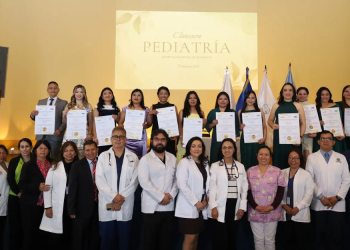 Hospital Regional de Occidente celebró la culminación de la Maestría en Pediatría de 12 médicos. (Foto: MSPAS)