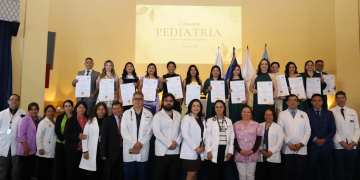 Hospital Regional de Occidente celebró la culminación de la Maestría en Pediatría de 12 médicos. (Foto: MSPAS)
