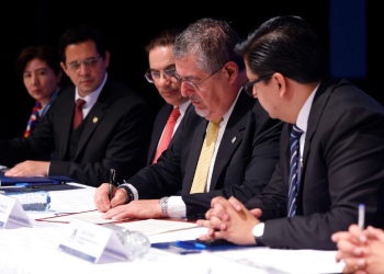 Durante el evento, el mandatario firmó el oficio circular que respalda la implementación obligatoria de la Estrategia de Integridad y Prevención de la Corrupción (ESIP) 2025 - 2032. / Foto: Gilber Garcia