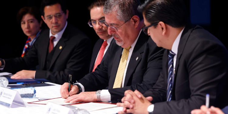 Durante el evento, el mandatario firmó el oficio circular que respalda la implementación obligatoria de la Estrategia de Integridad y Prevención de la Corrupción (ESIP) 2025 - 2032. / Foto: Gilber Garcia