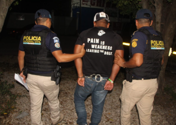 Agentes capturaron a Bacilio "N", de 33 años, quien habría utilizado una piedra para rayar uno de los costados del emblemático Templo II de Tikal. / Foto: PNC.