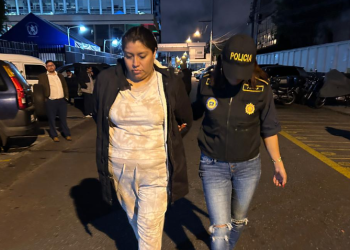 Damaris Xiomara Velásquez Figueroa, de 34 años, señalada de mantener vínculos directos con líderes de la mara 18. / Foto: PNC