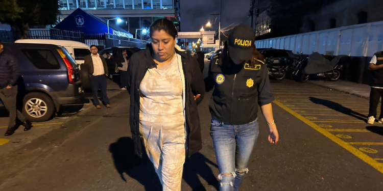 Damaris Xiomara Velásquez Figueroa, de 34 años, señalada de mantener vínculos directos con líderes de la mara 18. / Foto: PNC